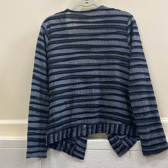 Cut loose women’s size medium button, front, long sleeve, gray, and black jacket - Picture 4 of 5